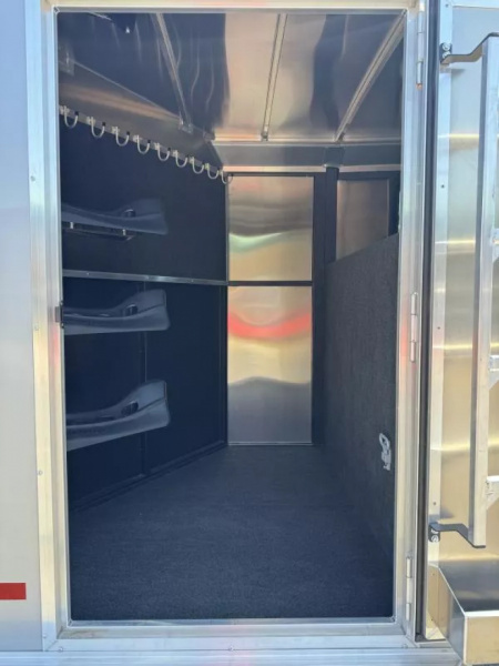 New 2025 Logan Coach Bullseye 3 Horse Stock Combo