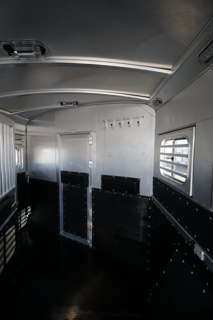 Used 2015 Platinum 4 Horse LQ W/Bunkbeds Horse Trailer