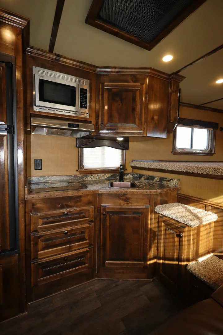 Used 2015 Platinum 4 Horse LQ W/Bunkbeds Horse Trailer