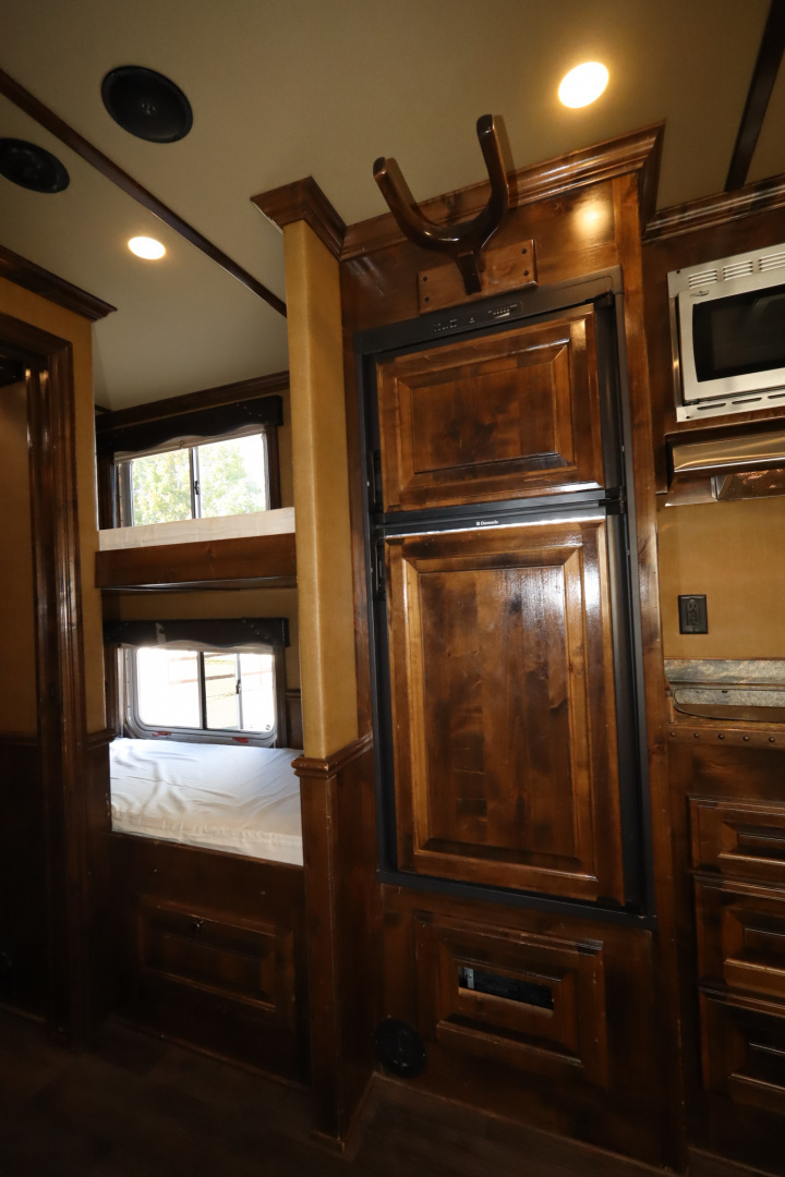 Used 2015 Platinum 4 Horse LQ W/Bunkbeds Horse Trailer