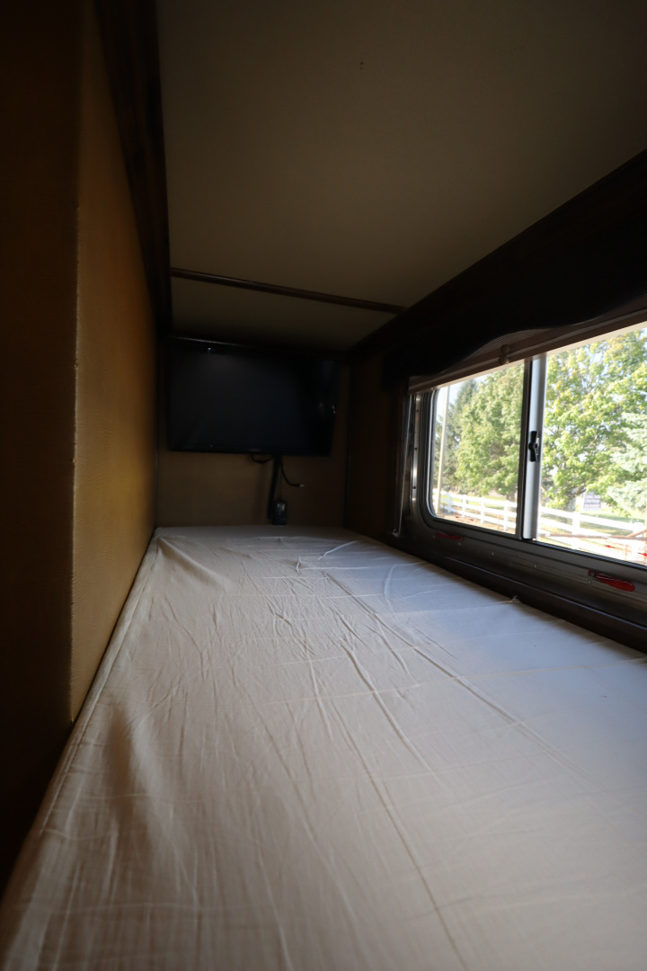 Used 2015 Platinum 4 Horse LQ W/Bunkbeds Horse Trailer