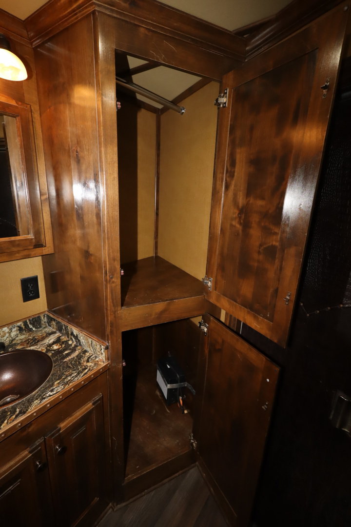 Used 2015 Platinum 4 Horse LQ W/Bunkbeds Horse Trailer