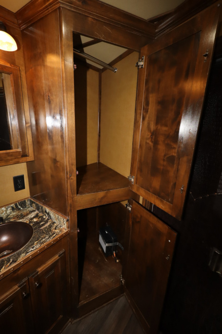 Used 2015 Platinum 4 Horse LQ W/Bunkbeds Horse Trailer