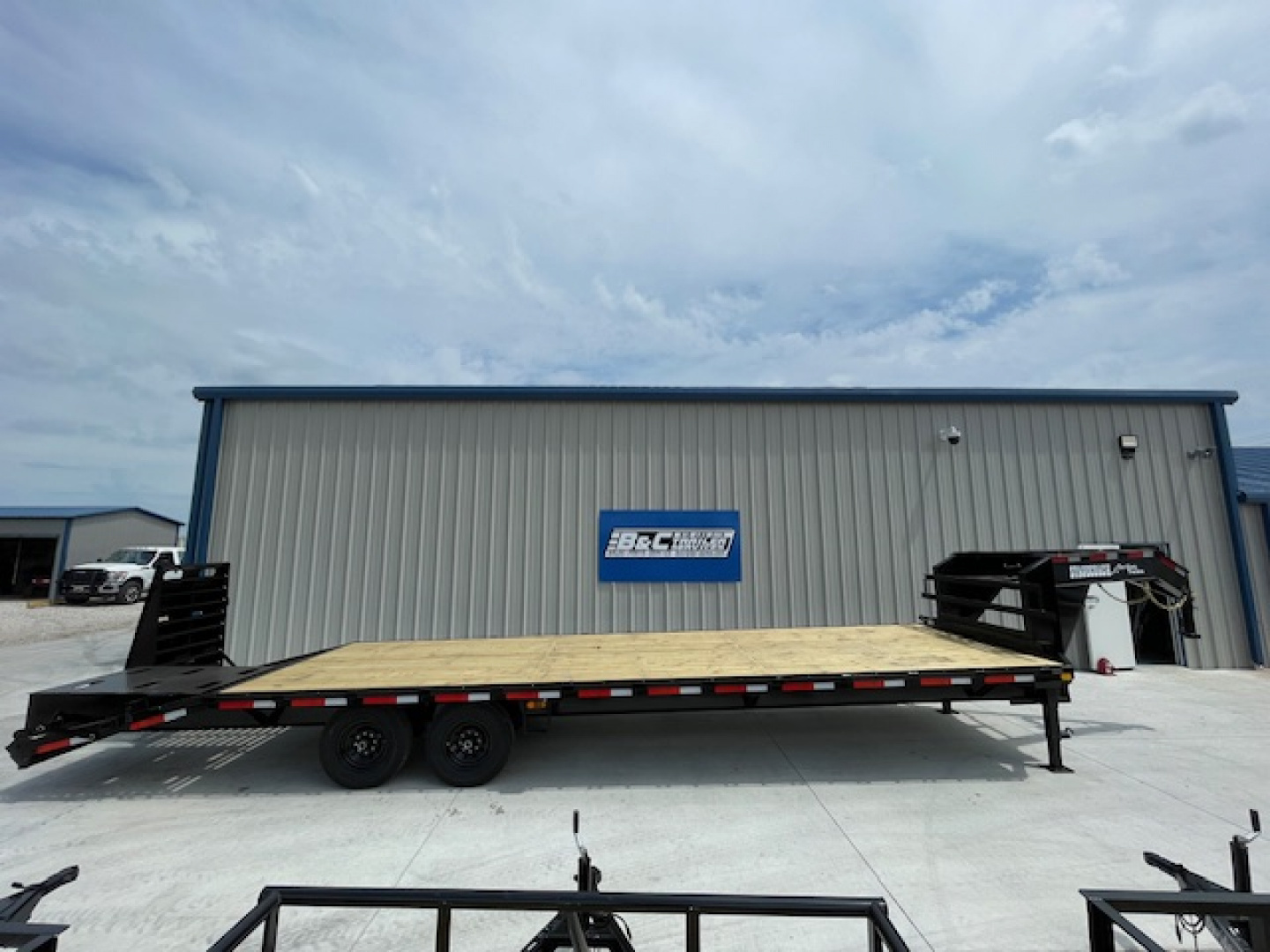 New 2026 DAVIDSON 102X30 (25+5) DECKOVER GOOSENECK (2) TANDEM 8000lb AXLES, GVWR 16,000lbs, MONSTER RAMPS