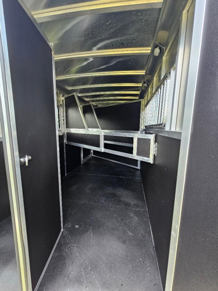 New 2026 Shadow 3H Stablemate w/ Escape Door Horse Trailer