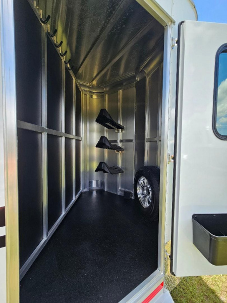 New 2026 Shadow 3H Stablemate w/ Escape Door Horse Trailer