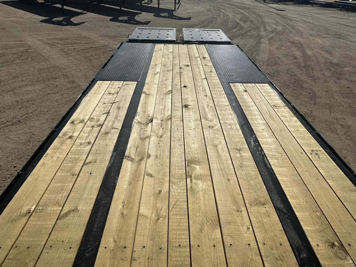 New 2026 PJ 25' Low-Pro Flatdeck with Duals (LD) Gooseneck (10k)