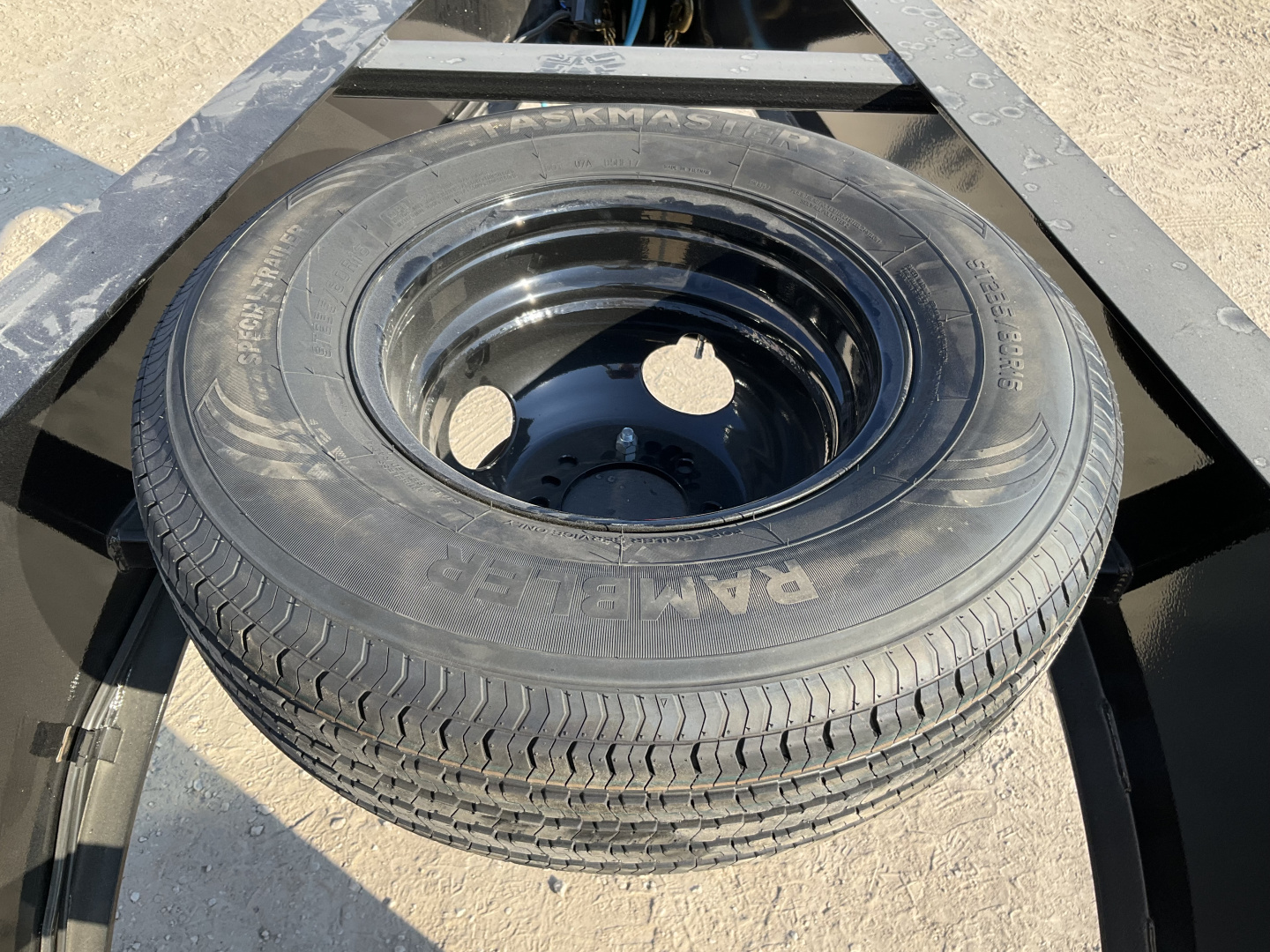 New 2026 PJ 102"x40' GN Low-Pro Flatbed w/ Duals - LD