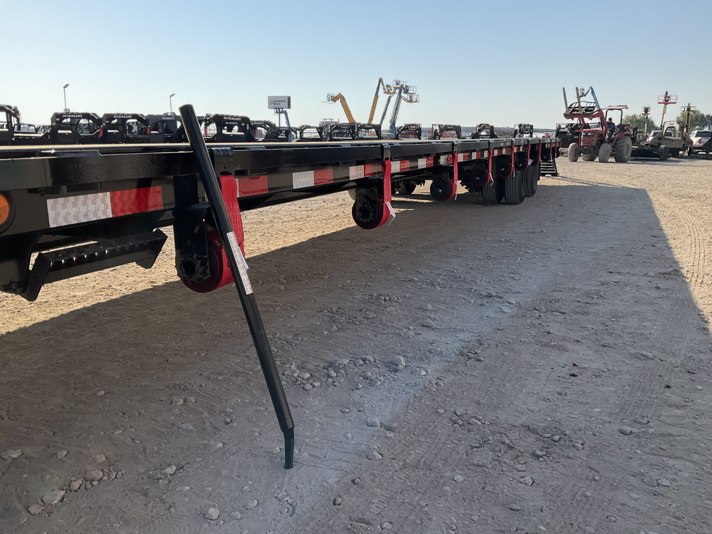 New 2026 PJ 102"x40' GN Low-Pro Flatbed w/ Duals - LD