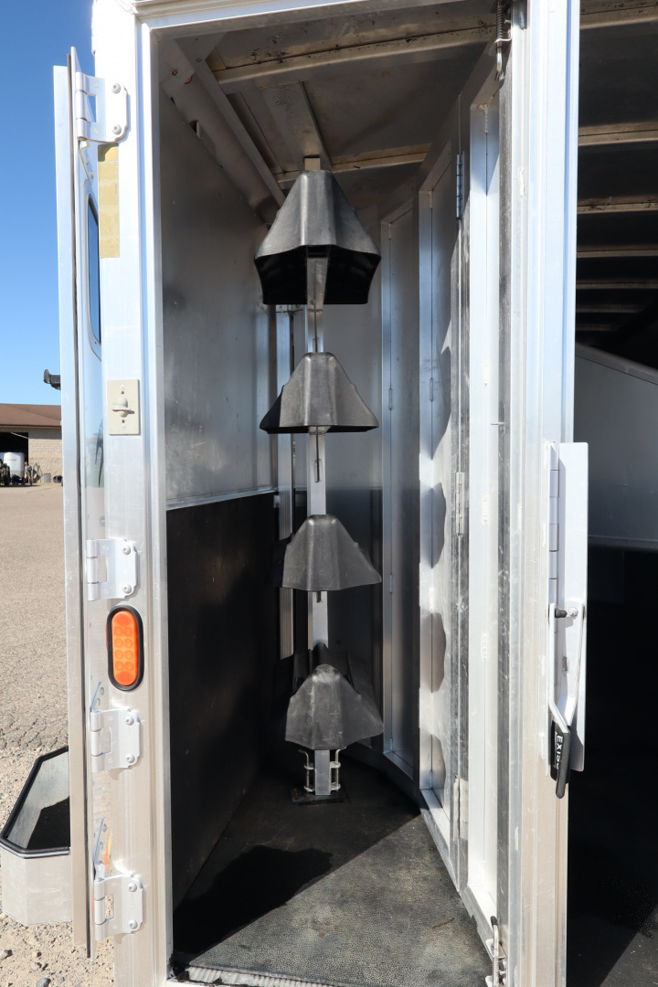 Used 2002 Exiss Trailers 5 Horse Gooseneck Horse Trailer