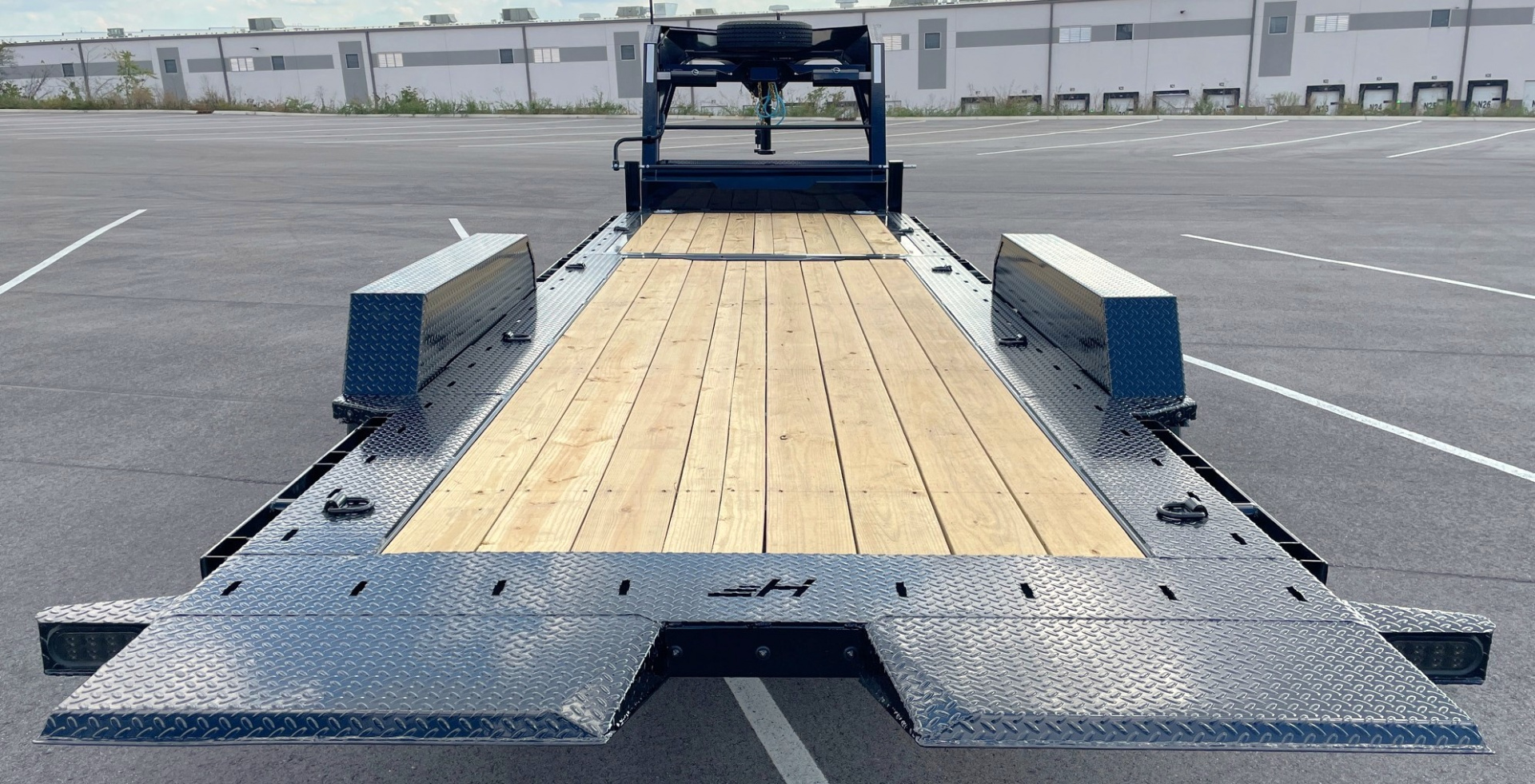 New Horizon HET 24'x 82" Gooseneck Gravity Tilt Equipment Trailer 22,400 GVWR