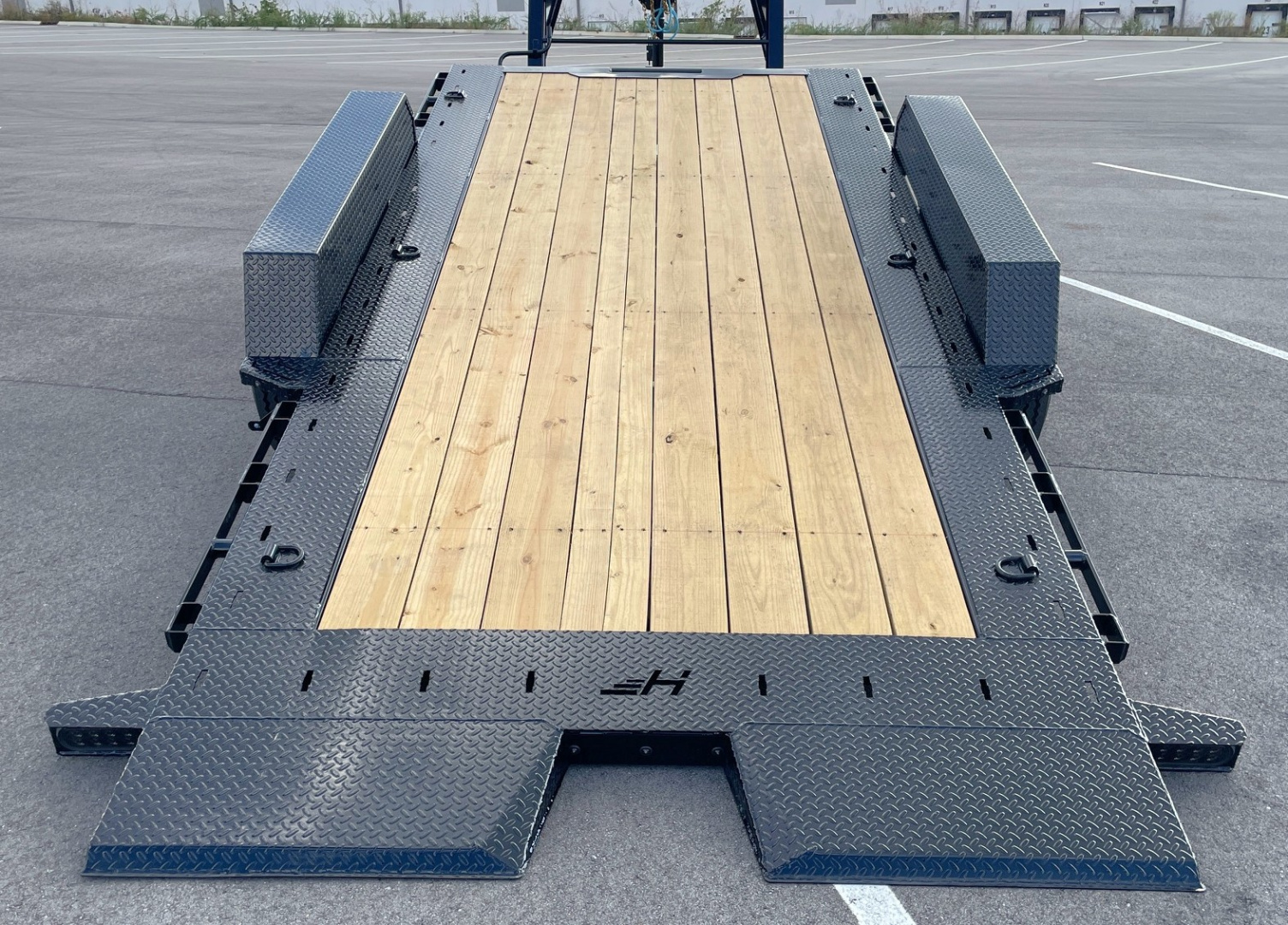 New Horizon HET 24'x 82" Gooseneck Gravity Tilt Equipment Trailer 22,400 GVWR