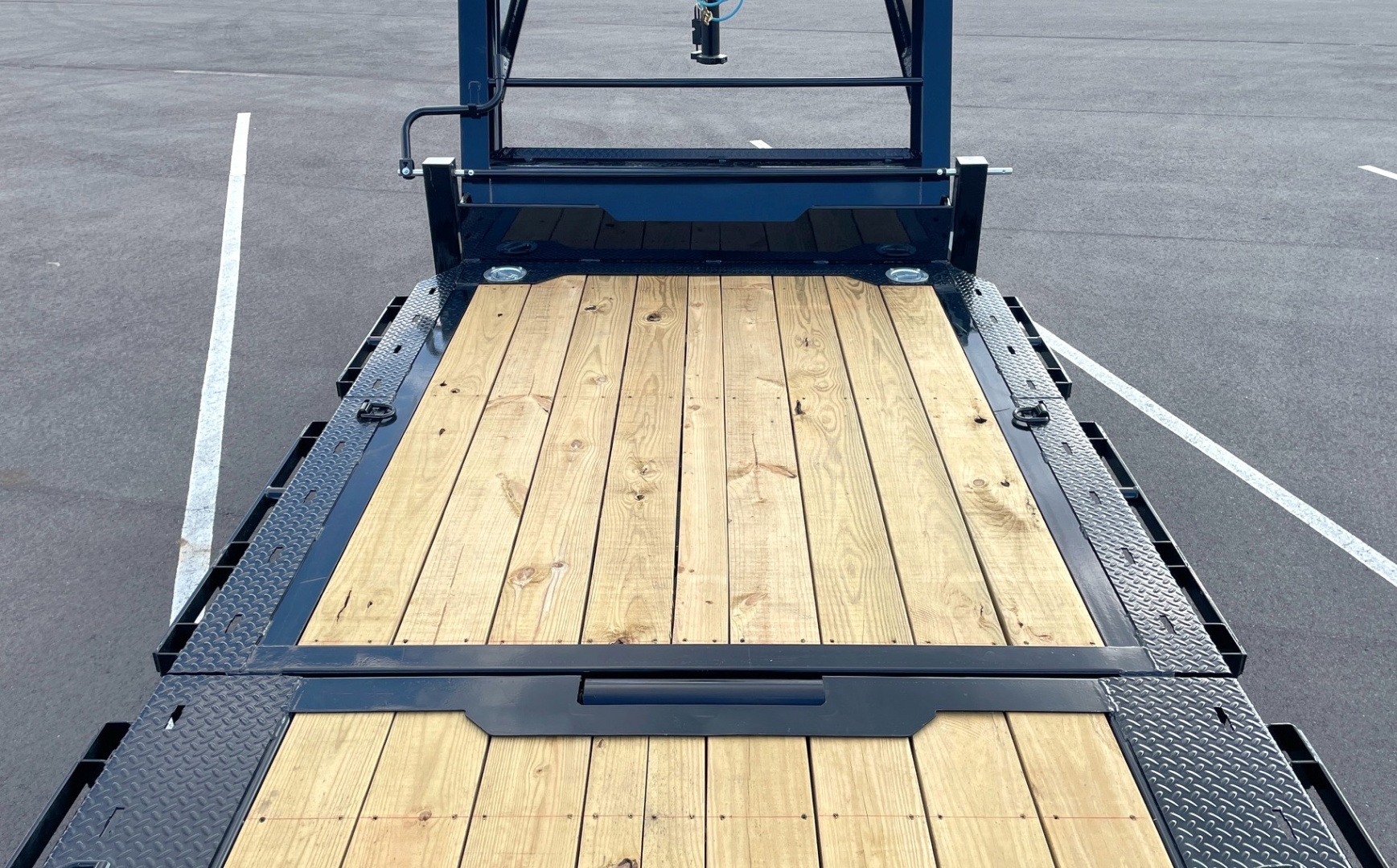 New Horizon HET 24'x 82" Gooseneck Gravity Tilt Equipment Trailer 22,400 GVWR