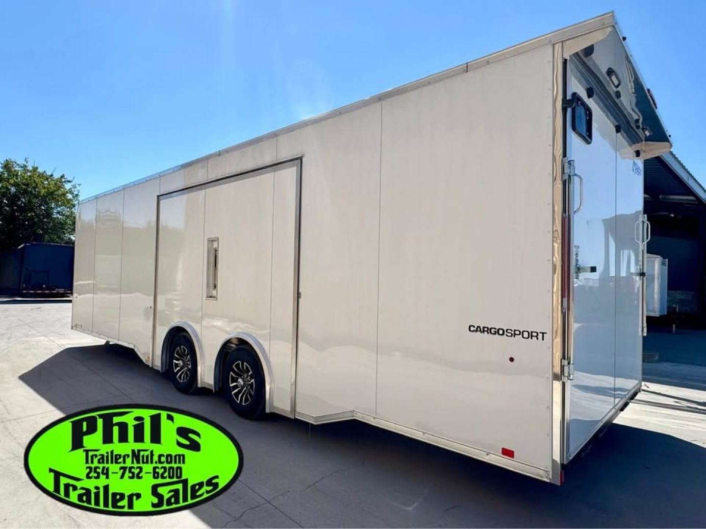 New Pace American 8.5X28 ENCLOSED CAR HAULER WITH FULL ESCAPE DOOR & REMOVABLE FENDER! Car / Racing Trailer