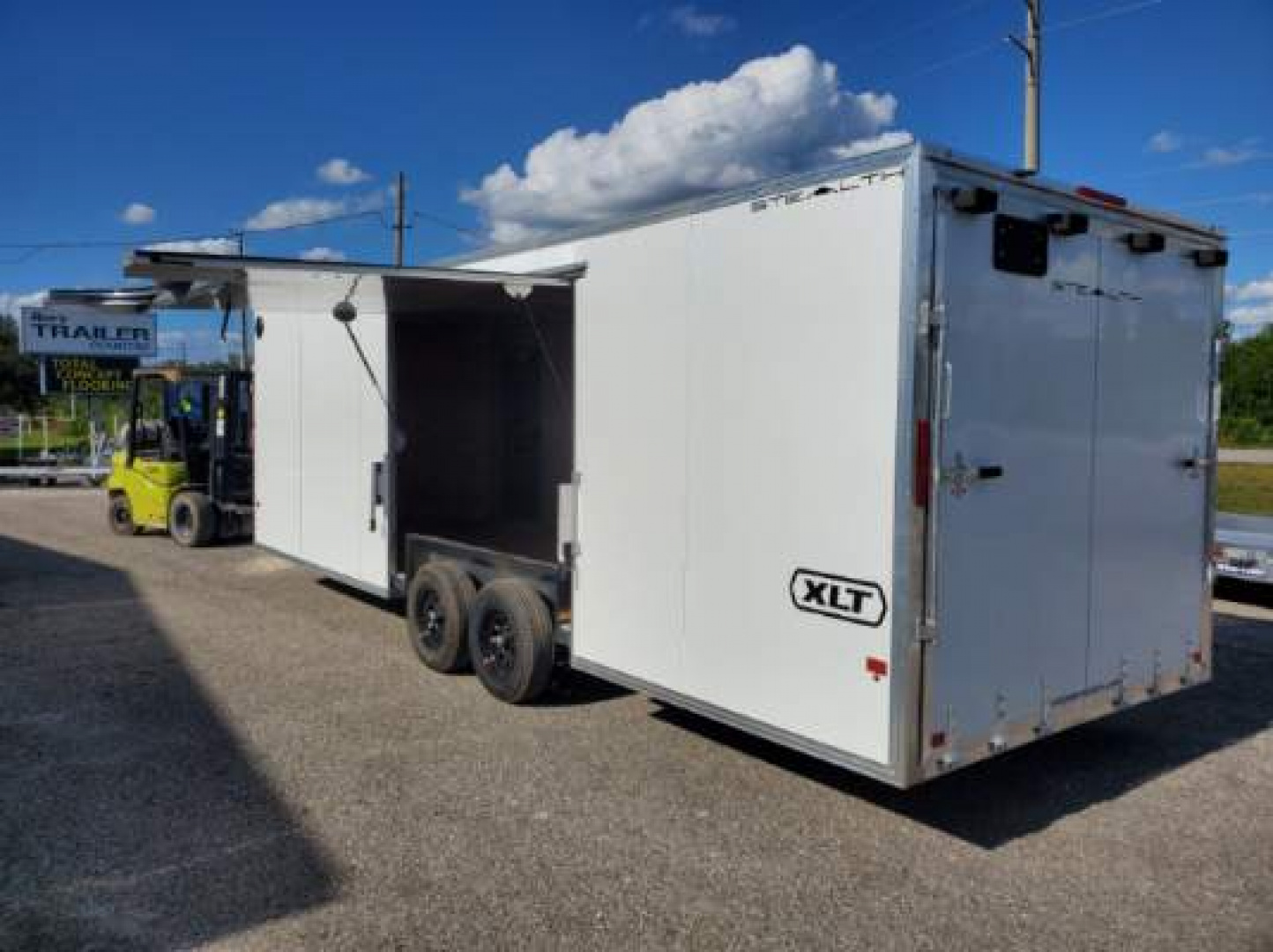 New 2026 ALCOM 8.5X24 TANDEM AXLE 9990 LB GVWR ALUMINUM ENCLOSED Car / Racing Trailer WITH AWESOME 8FT WIDE ESCAPE DOOR, REMOVEABLE INNER FENDER WELL, 6'9" INTERIOR HEIGHT, V NOSE, REAR RAMP DOOR, 1 PIECE ALUMINUM ROOF