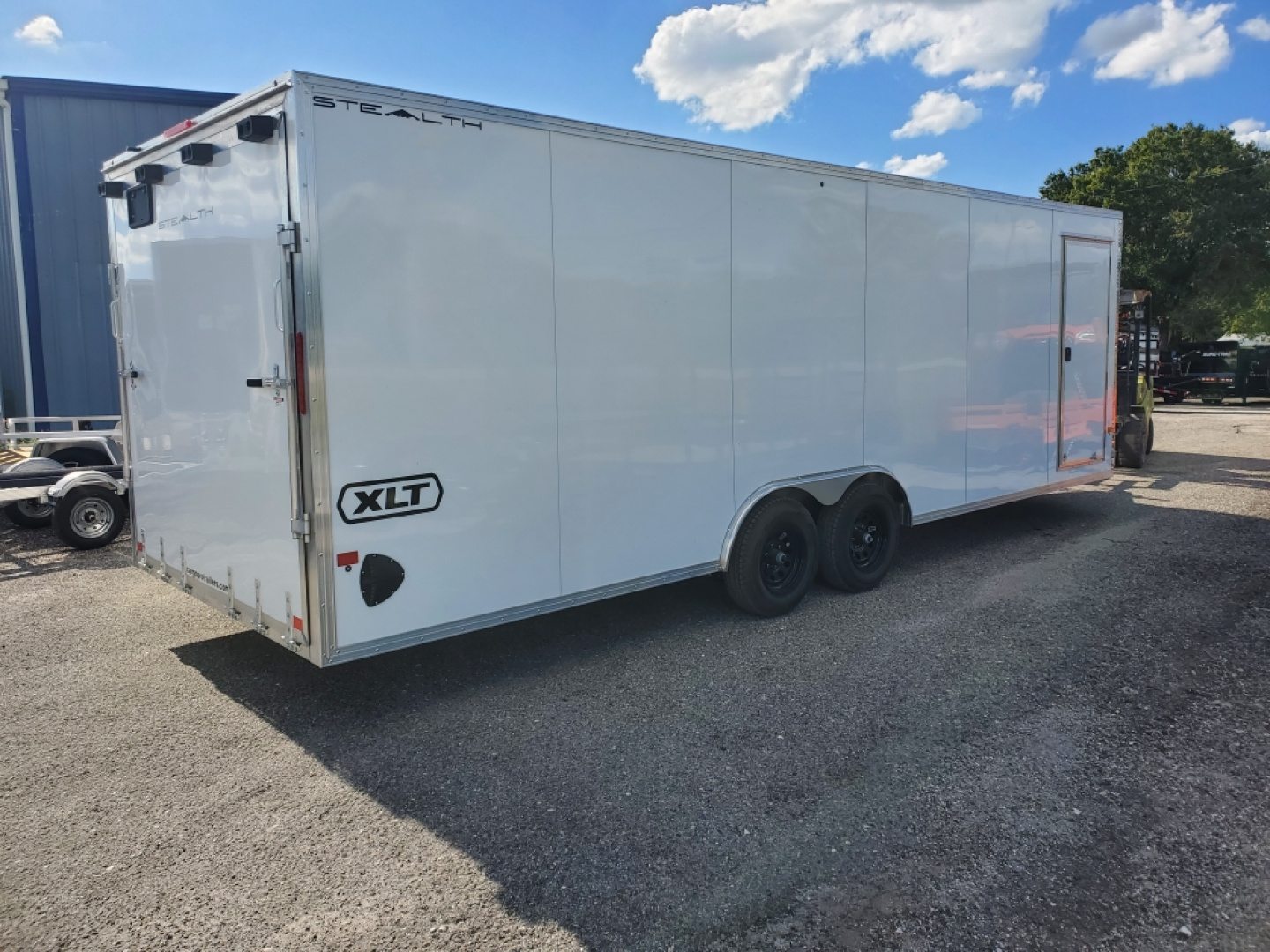 New 2026 ALCOM 8.5X24 TANDEM AXLE 9990 LB GVWR ALUMINUM ENCLOSED Car / Racing Trailer WITH AWESOME 8FT WIDE ESCAPE DOOR, REMOVEABLE INNER FENDER WELL, 6'9" INTERIOR HEIGHT, V NOSE, REAR RAMP DOOR, 1 PIECE ALUMINUM ROOF