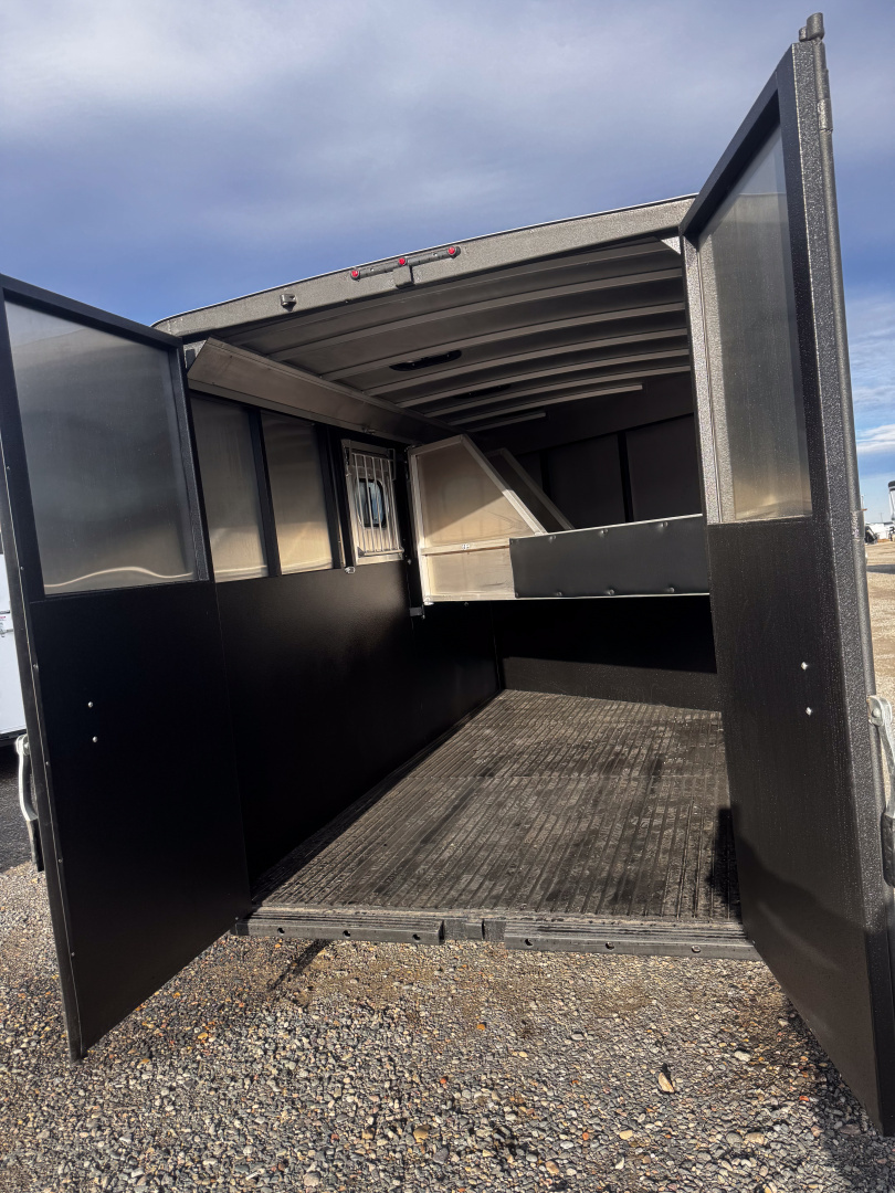 New 2026 Logan Coach 3H BP CROSSFIRE Horse Trailer