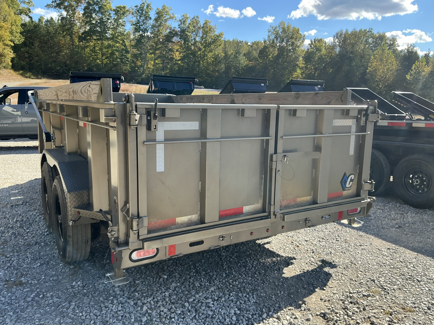 New 2025 Diamond C LPT 207 14’ DUMP TRAILER, PACESETTER EDITION, HYDRAULIC JACK 32” SIDES