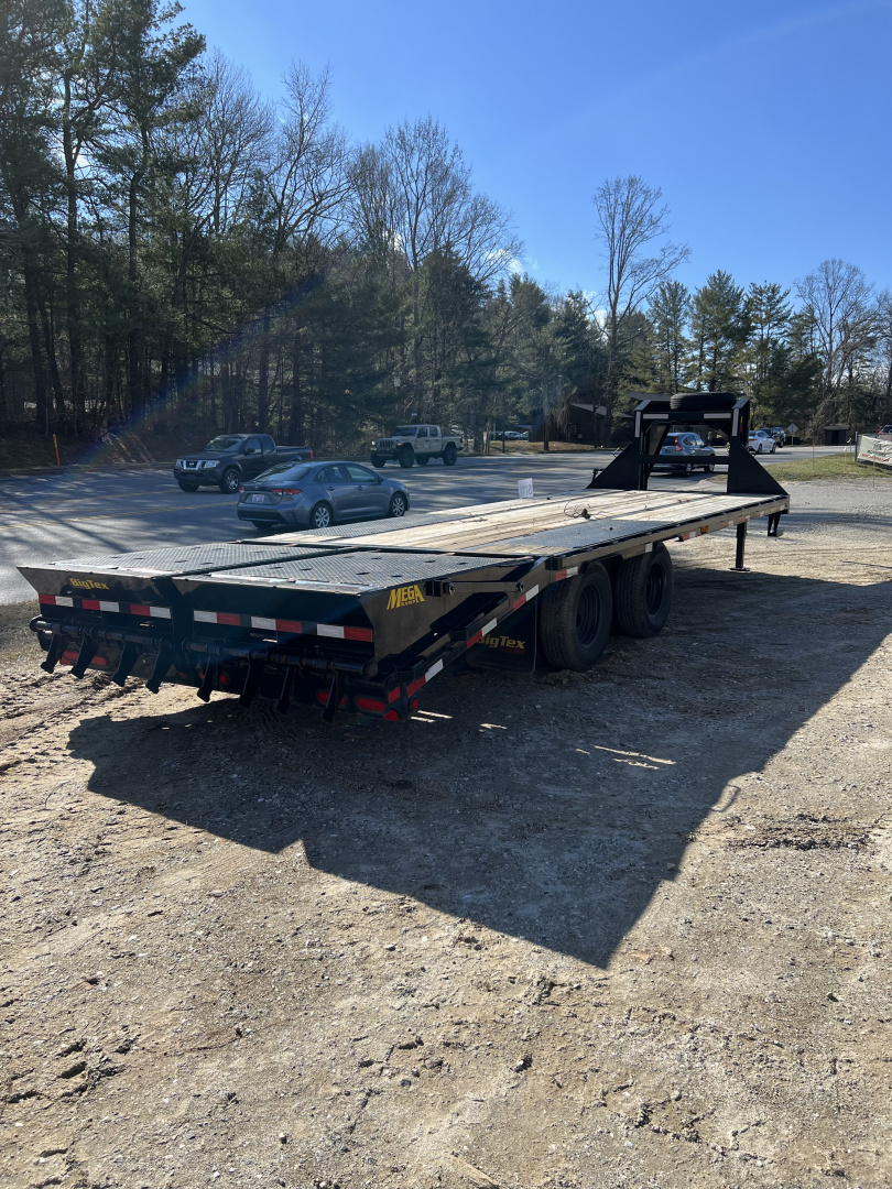 Used 2022 Big Tex Trailers 22GN-20+5 M Gooseneck Equipment Trailer / Mega Ramps / 2-10,000# Electric Brake Axles / Dual Jacks / Very Nice Shape