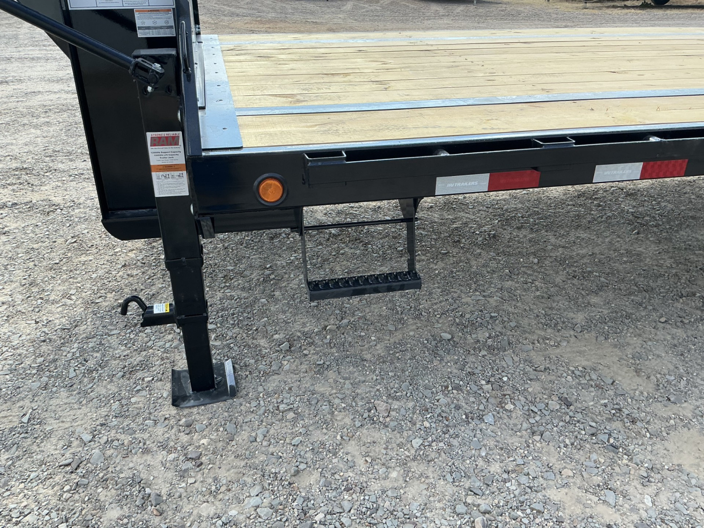 New 2026 PJ 102”x25’ Quest Gooseneck Flatbed w/ Singles – LQ
