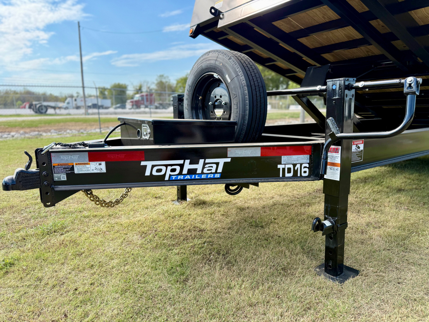 New 2026 Top Hat Trailers TD16-22x102 Deckover Power Tilt Trailer
