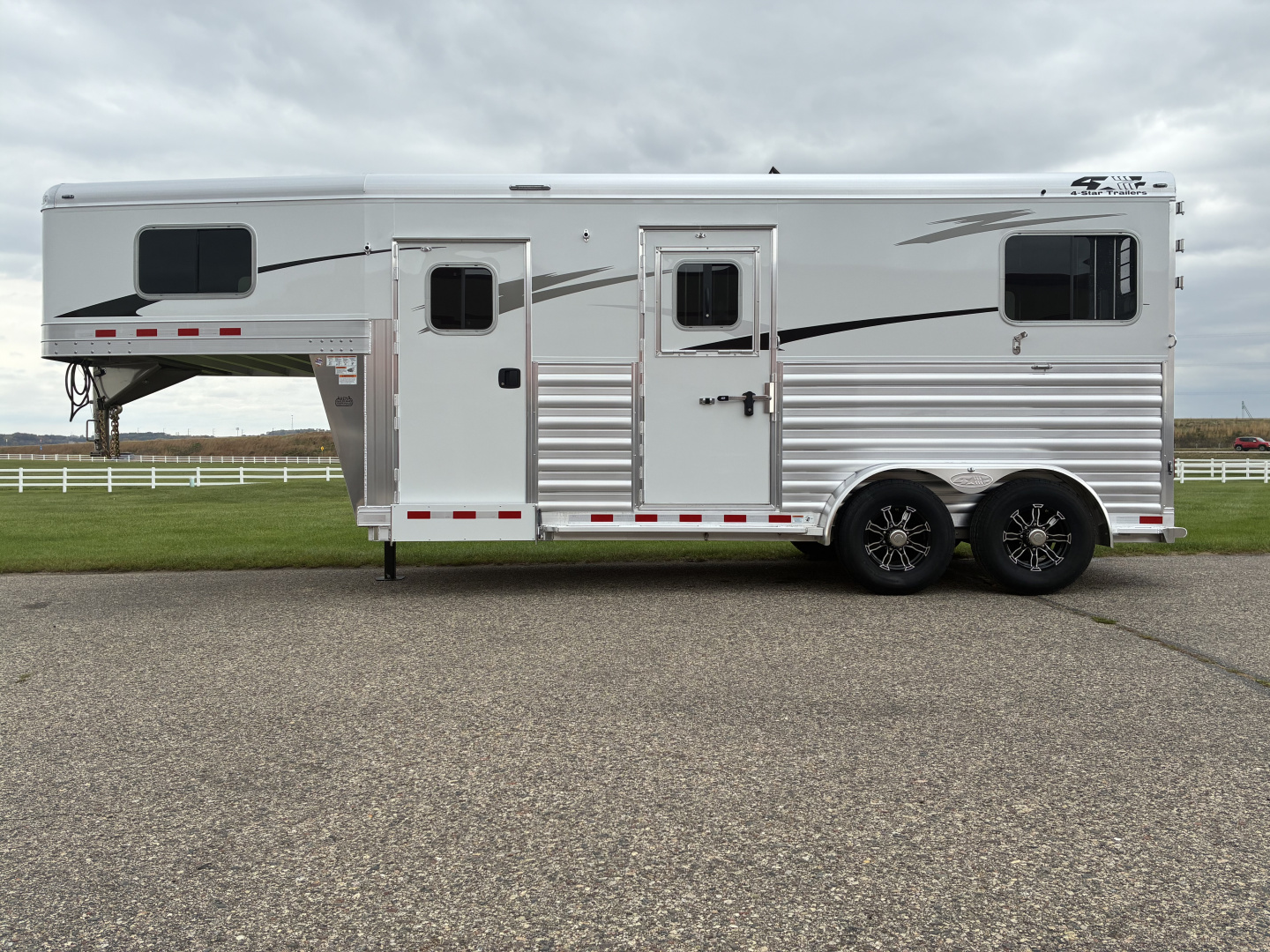 New 2026 4-Star 2H GN Deluxe Straight Load Horse Trailer