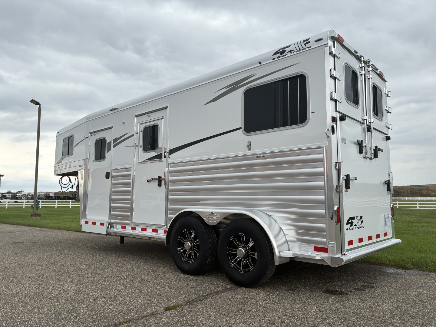 New 2026 4-Star 2H GN Deluxe Straight Load Horse Trailer