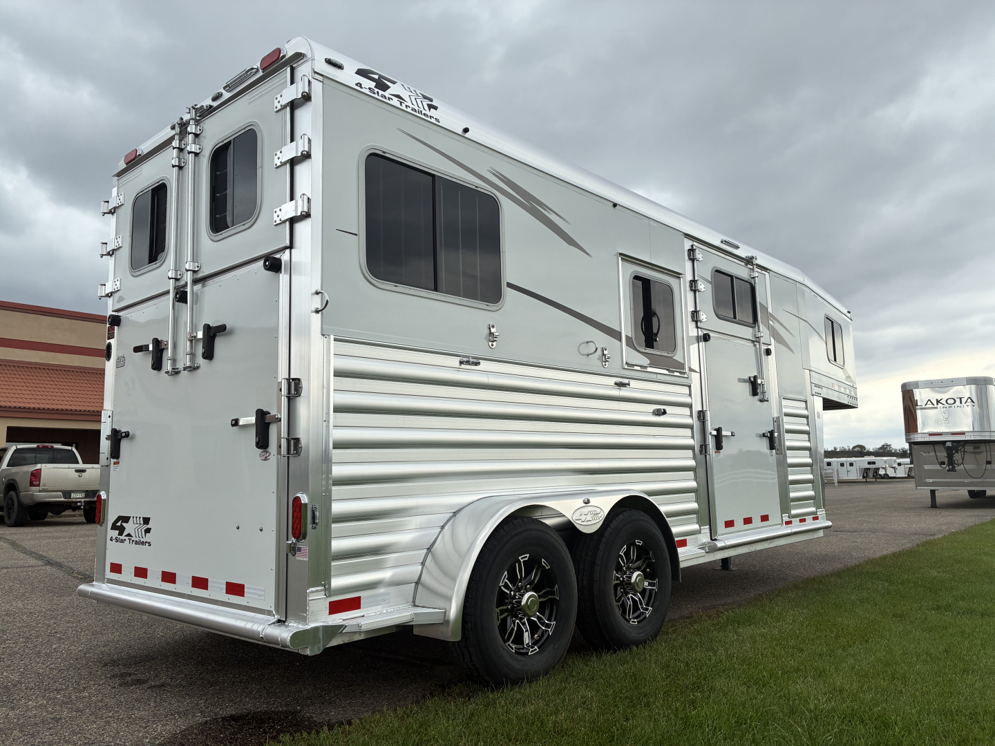 New 2026 4-Star 2H GN Deluxe Straight Load Horse Trailer