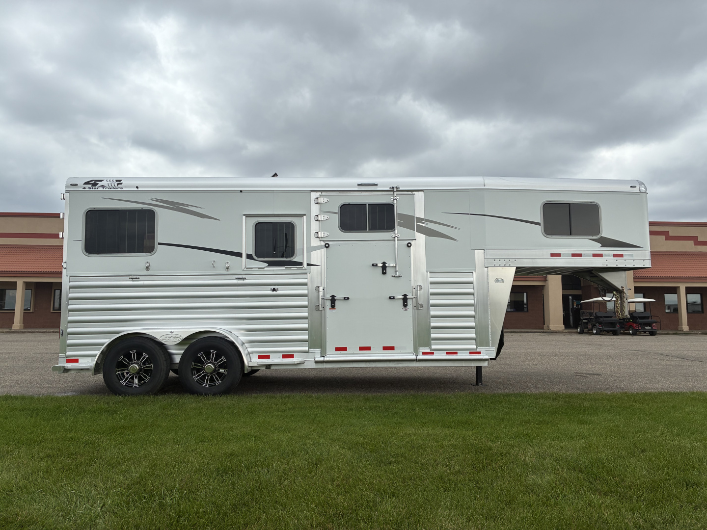 New 2026 4-Star 2H GN Deluxe Straight Load Horse Trailer