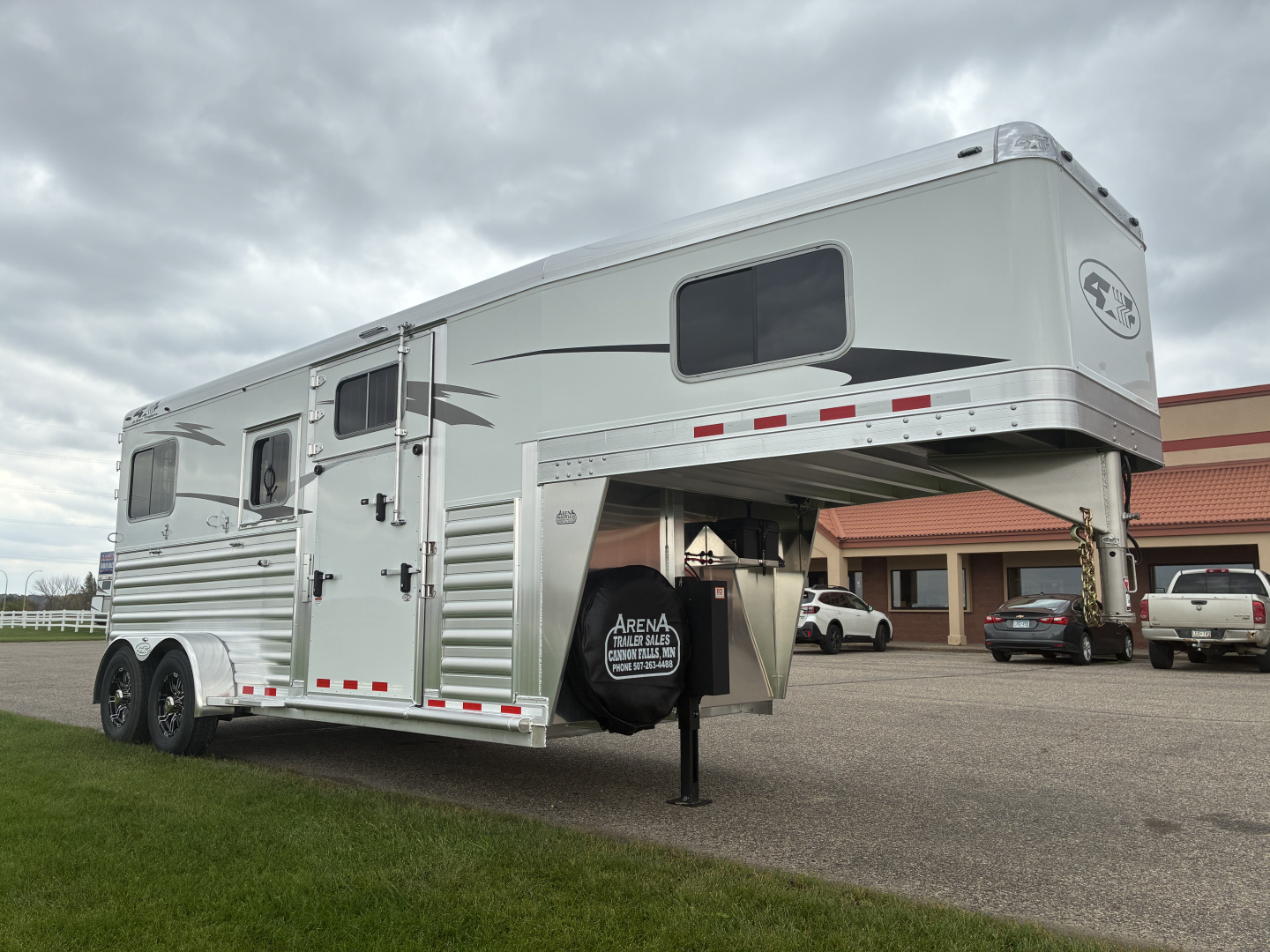 New 2026 4-Star 2H GN Deluxe Straight Load Horse Trailer