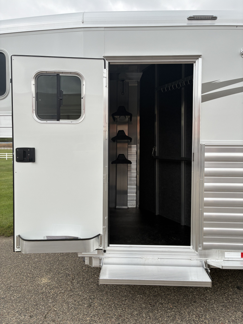 New 2026 4-Star 2H GN Deluxe Straight Load Horse Trailer