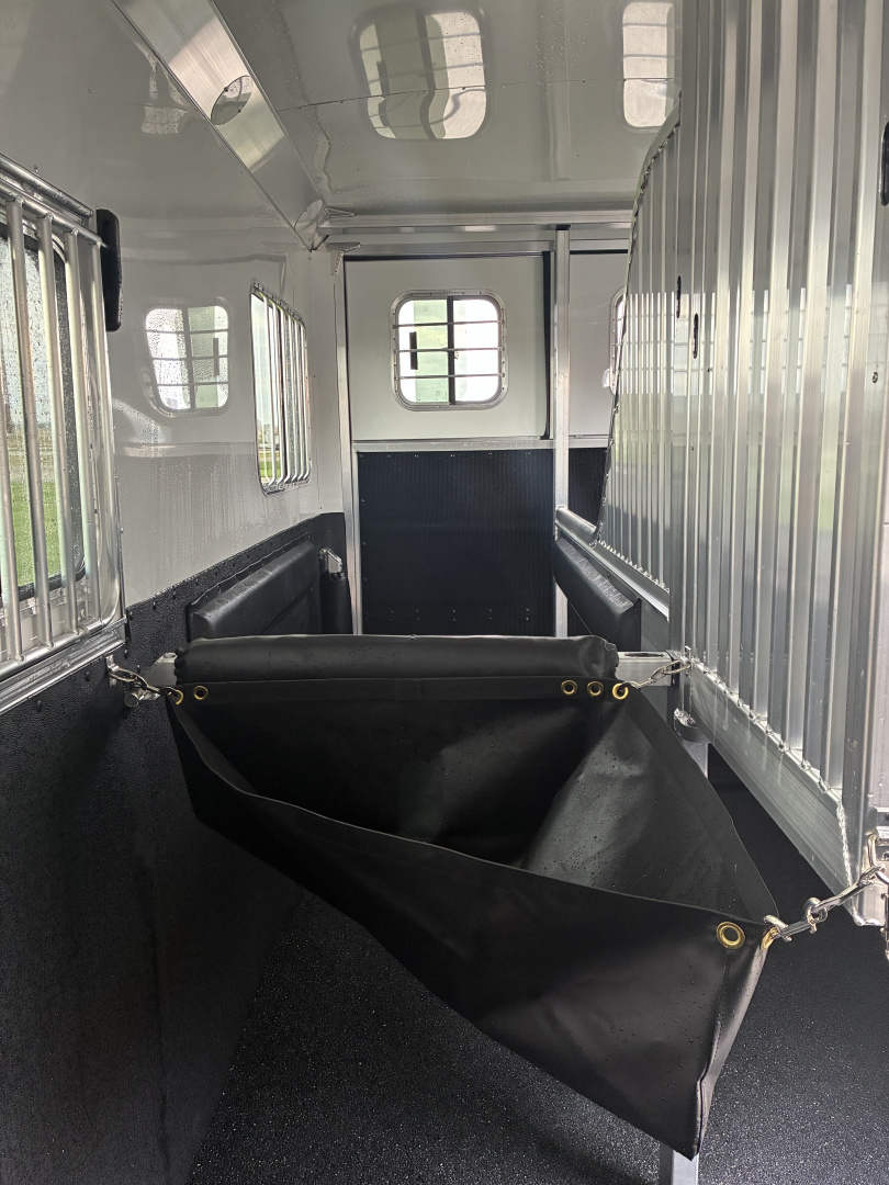 New 2026 4-Star 2H GN Deluxe Straight Load Horse Trailer