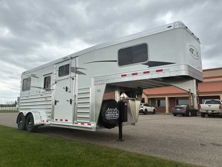 New 2026 4-Star 2H GN Deluxe Straight Load Horse Trailer