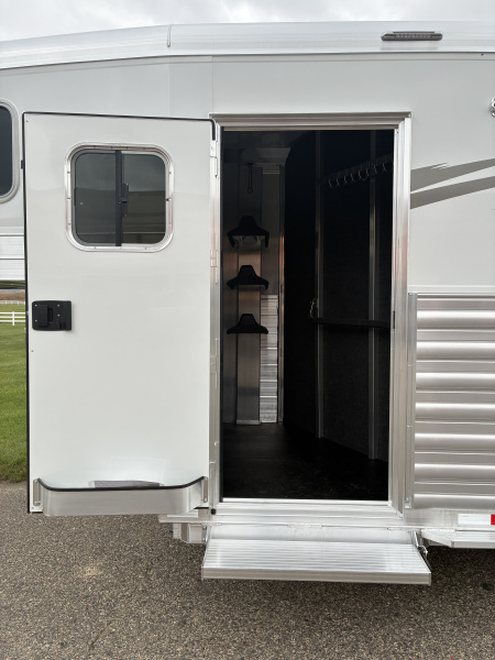 New 2026 4-Star 2H GN Deluxe Straight Load Horse Trailer