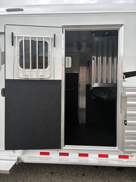 New 2026 4-Star 2H GN Deluxe Straight Load Horse Trailer