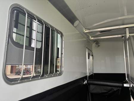 New 2026 4-Star 2H GN Deluxe Straight Load Horse Trailer