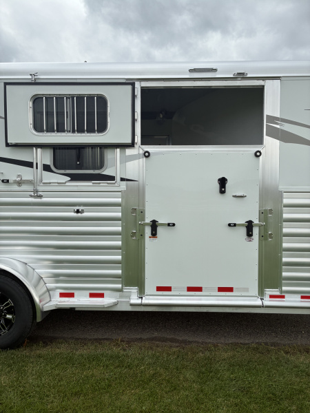 New 2026 4-Star 2H GN Deluxe Straight Load Horse Trailer
