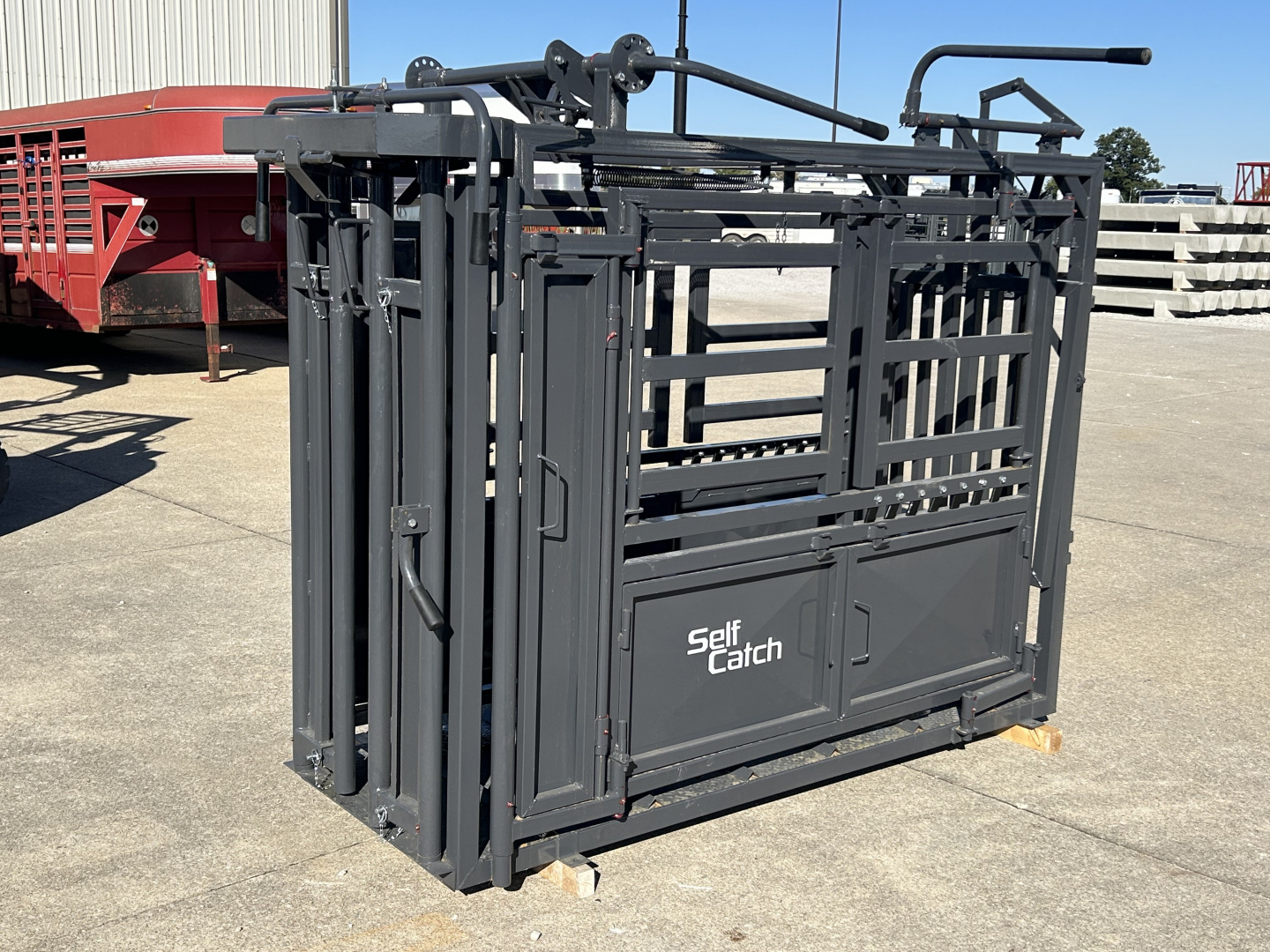 New 2026 Stock Pro Self Catch Cattle Squeeze Chute Livestock Equipment