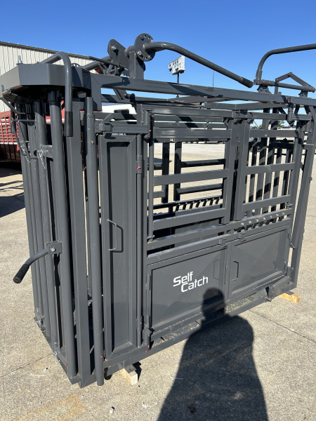 New 2026 Stock Pro Self Catch Cattle Squeeze Chute Livestock Equipment