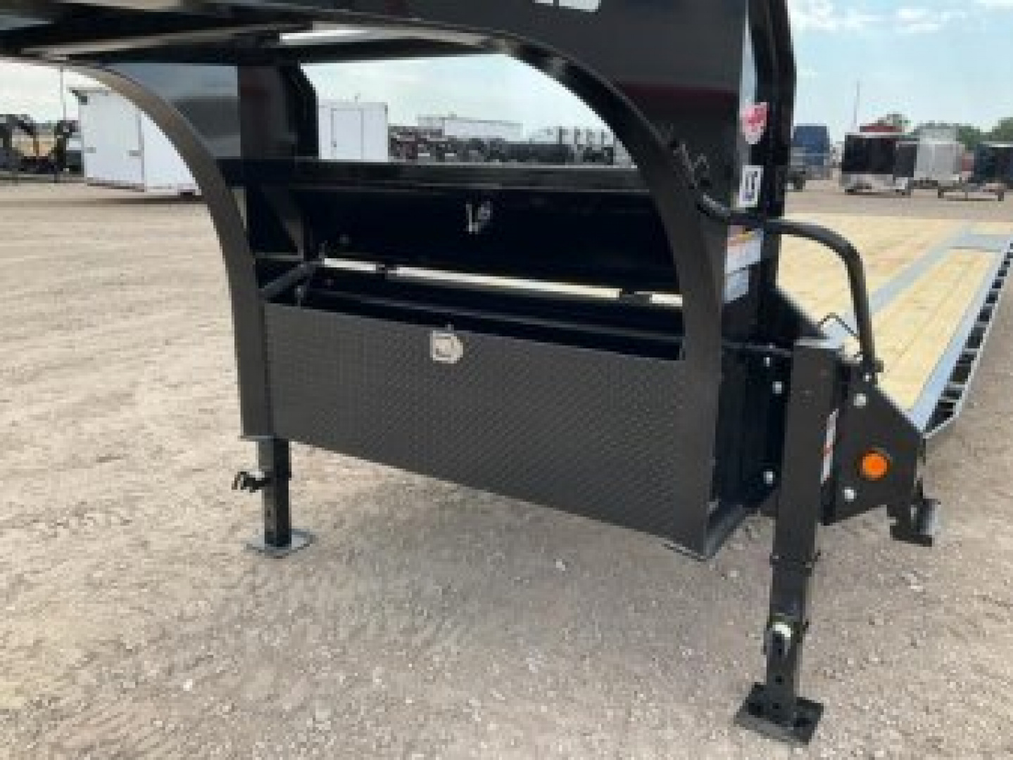 New 2026 PJ 102"x30' GN Low-Pro Flatbed w/ Singles - LS