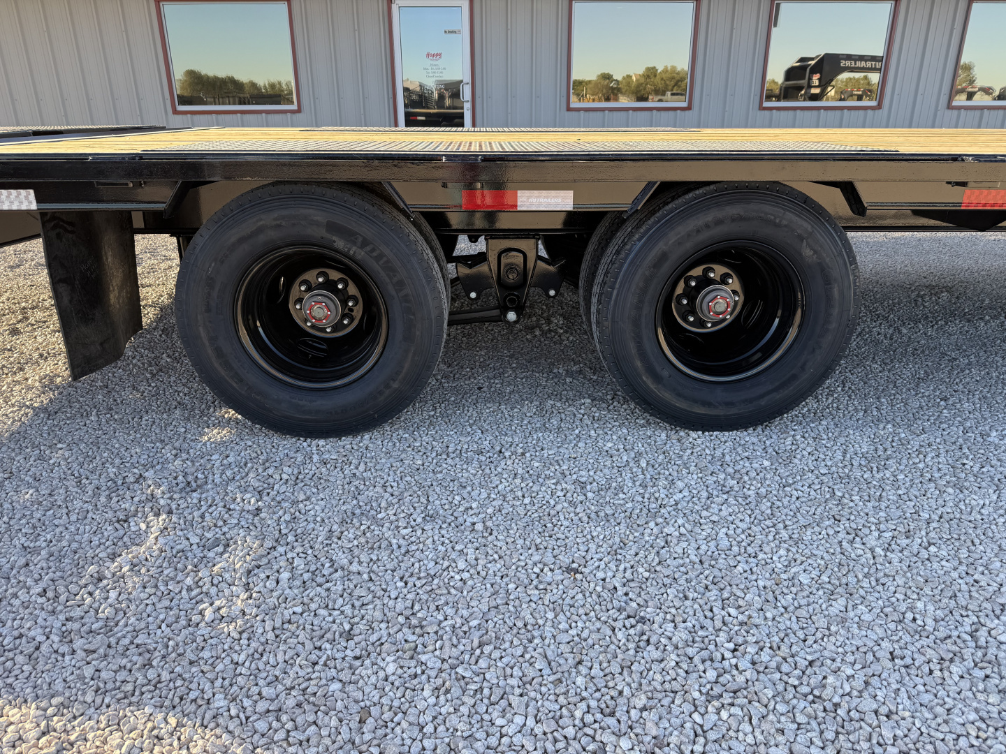 New 2026 PJ 102"x32' GN Low-Pro Flatbed w/ Duals - LD