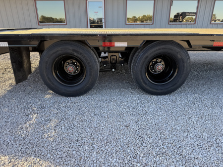 New 2026 PJ 102"x32' GN Low-Pro Flatbed w/ Duals - LD