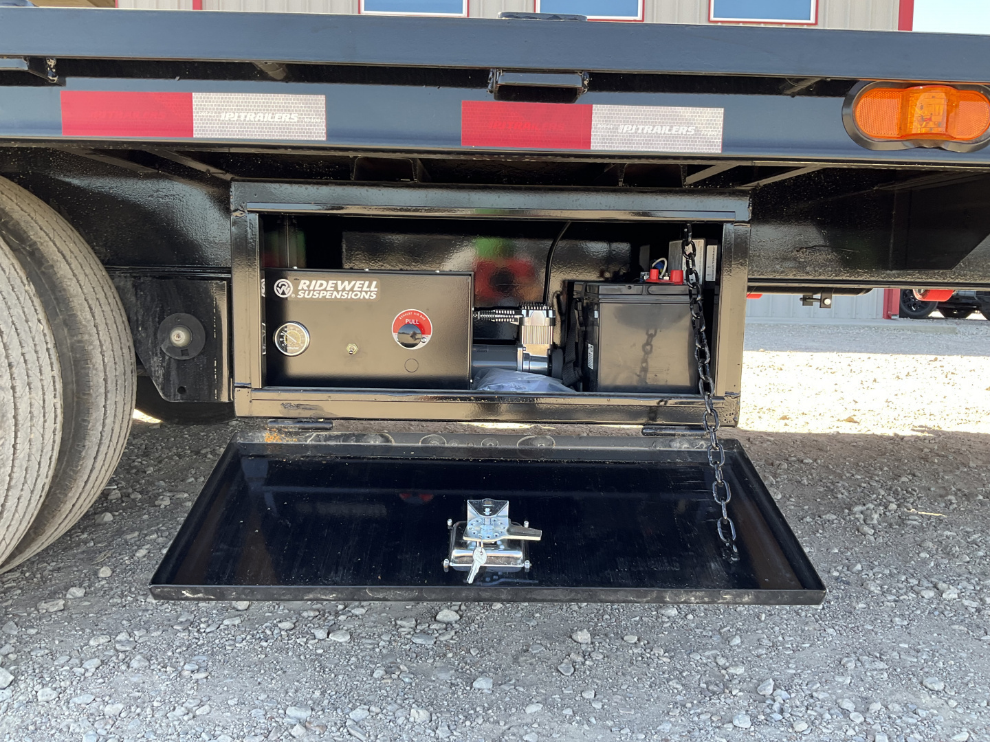 New 2026 PJ 102"x40' GN Low-Pro Air-Ride Flatbed w/ Duals - LD