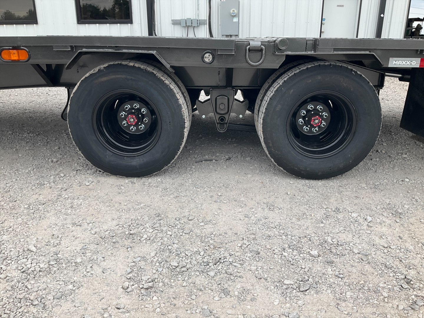 New 2026 MAXX-D 102”x32’ Gooseneck Hydraulic Dovetail Flatbed w/ Duals – YDX