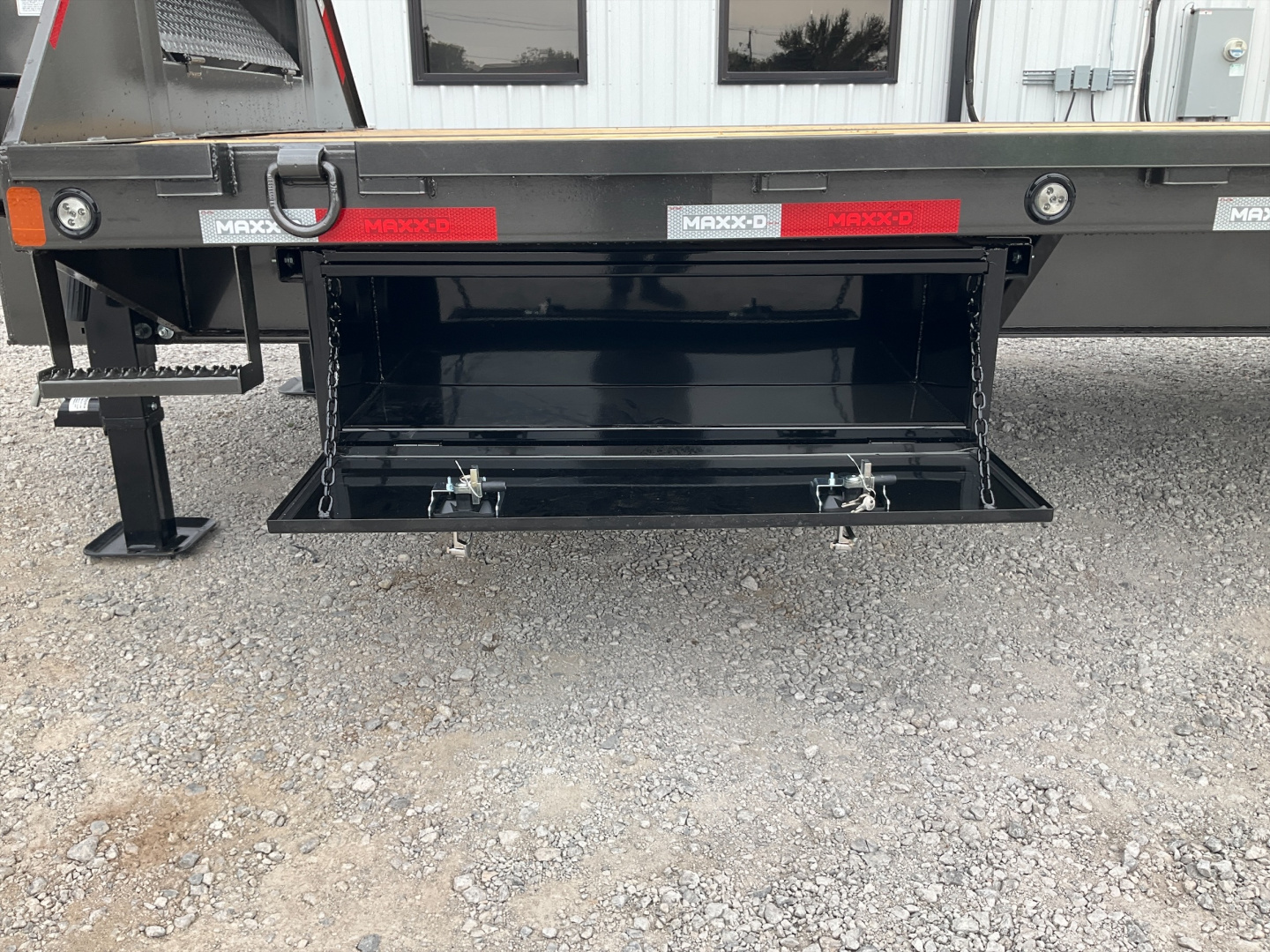 New 2026 MAXX-D 102”x32’ Gooseneck Hydraulic Dovetail Flatbed w/ Duals – YDX