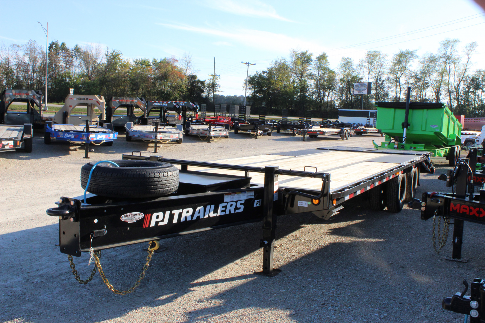 New 2026 PJ TRAILERS 102" x 25' PL Flatbed Trailer