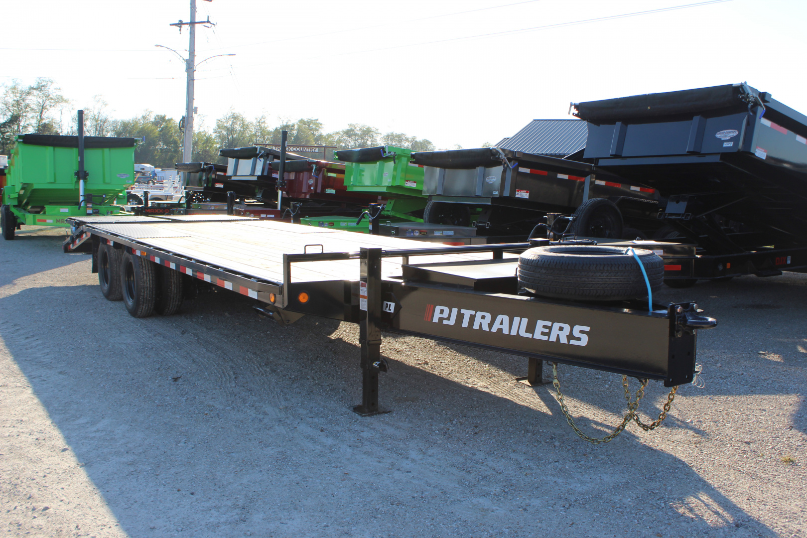 New 2026 PJ TRAILERS 102" x 25' PL Flatbed Trailer