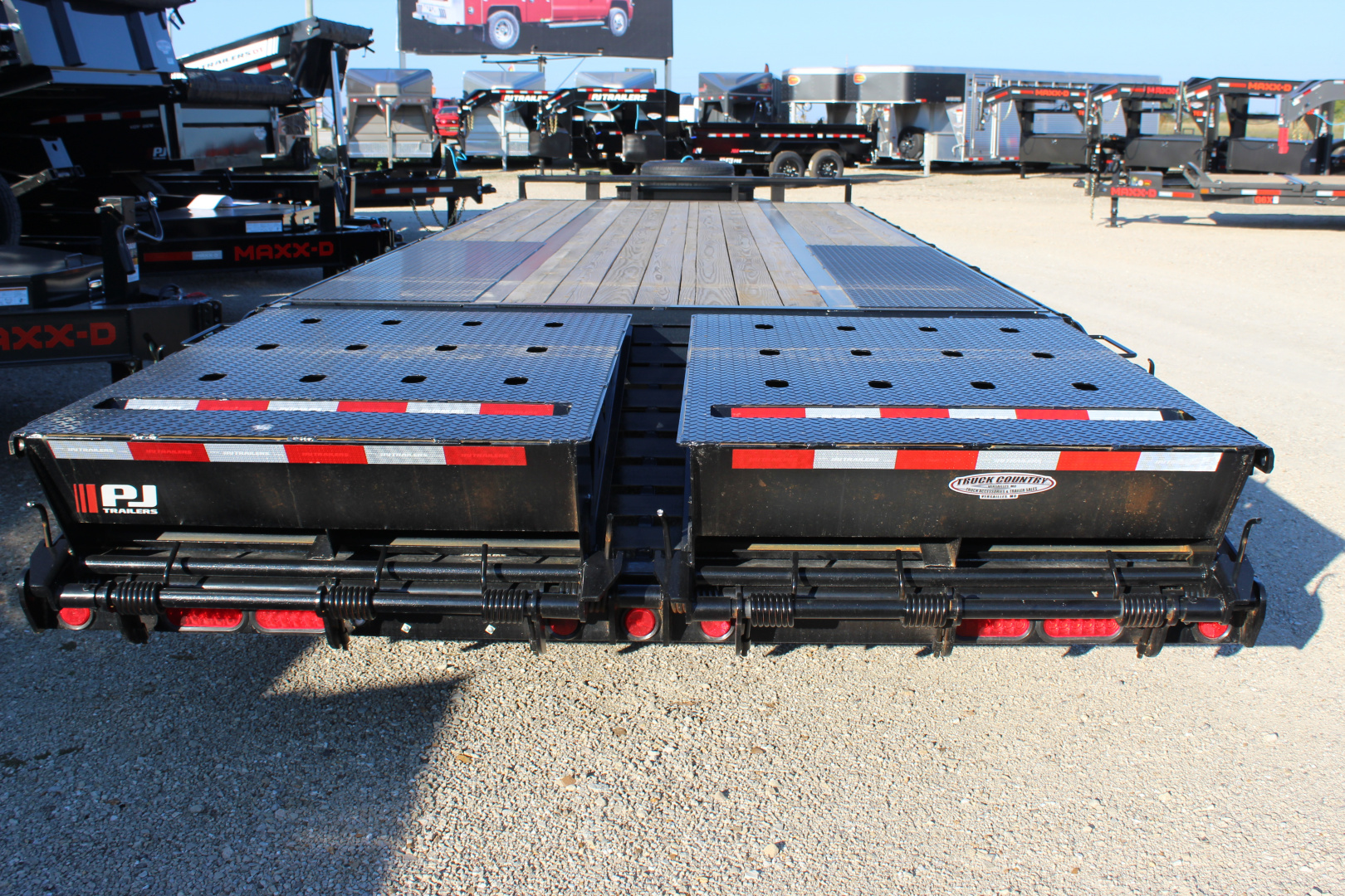 New 2026 PJ TRAILERS 102" x 25' PL Flatbed Trailer