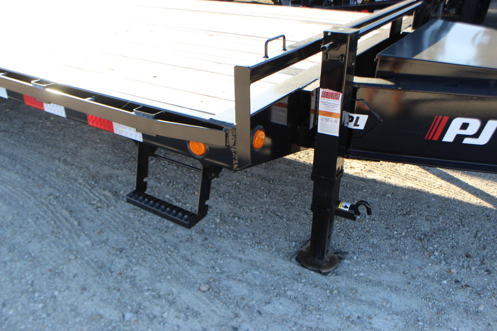 New 2026 PJ TRAILERS 102" x 25' PL Flatbed Trailer