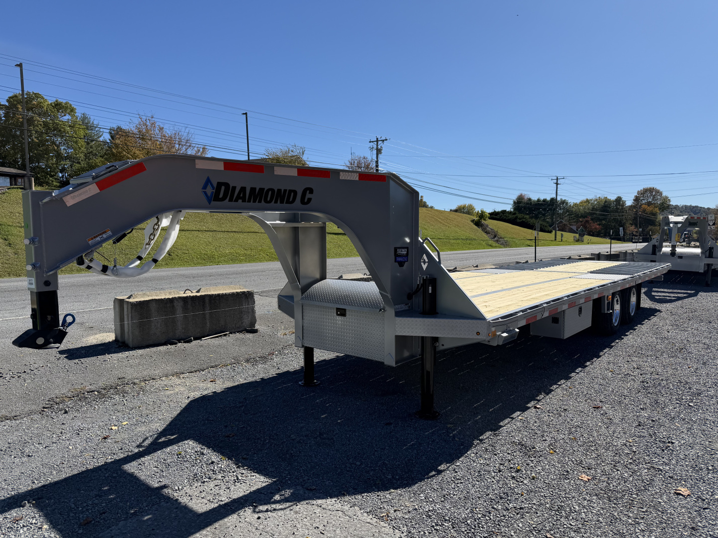 New 2026 Diamond C FMAX212 GOOSENECK TRAILER HYDRO JACKS & DOVE ALUMINUM OUTER RIMS 17.5
